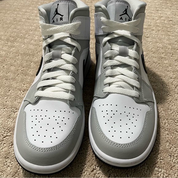 Jordan | Air Jordan 1 Women’s ‘Grey Fog’ Mid - Picture 9 of 11